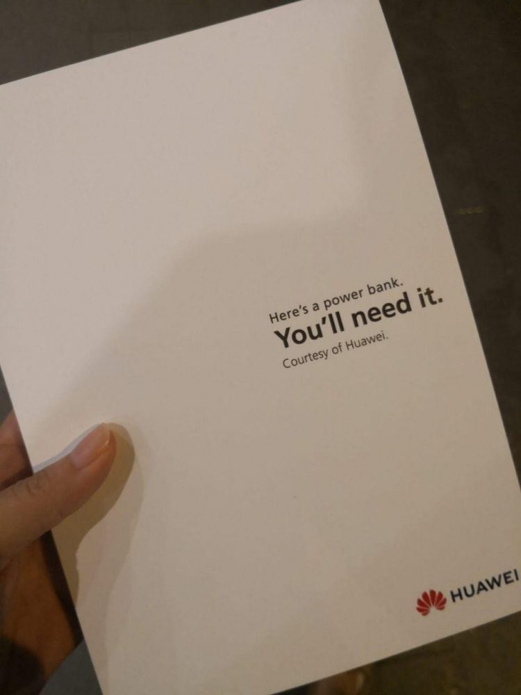 Fotografía de la leyenda del cargador portátil que repartió Huawei en la tienda de Apple de Singapur.
