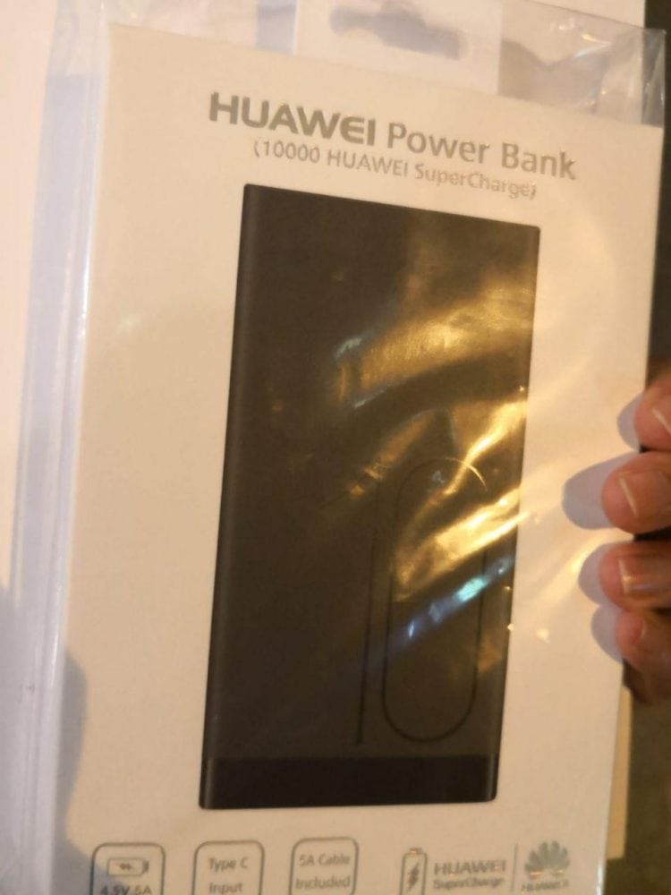 Fotografía del cargador de 10000mAh que repartió Huawei en la tienda de Apple de Singapur.