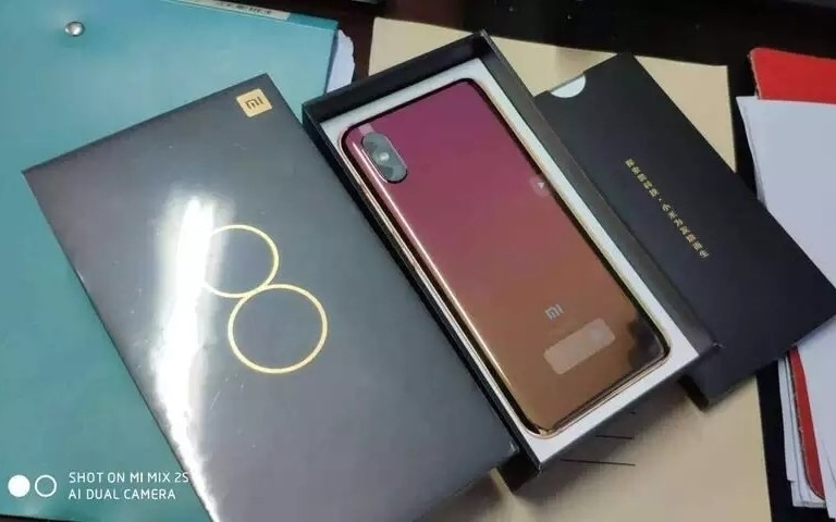 Fotografía filtrada del dorso del Xiaomi Mi 8 Screen Fingerprint Edition color borravino tornasolado.