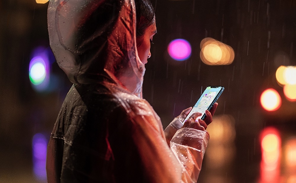Imagen oficial del iPhone Xr siendo utilizado bajo la lluvia. 