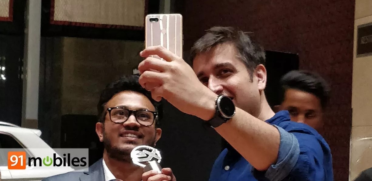 OPPO Realme U1 se filtra en foto mostrando color rosa tornasolado.
