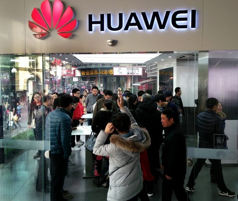 Huawei patenta un smartphone con tapa y pantalla flexible