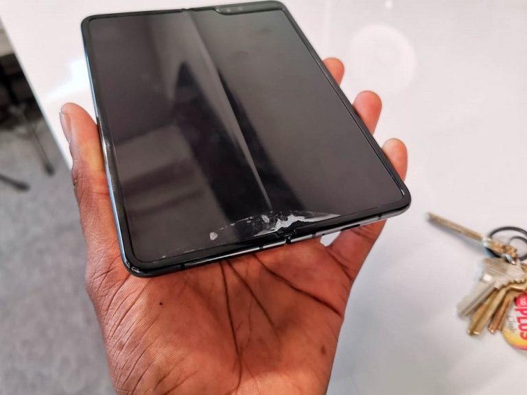 Samsung Galaxy Fold: pantalla frágil y un protector irremovible