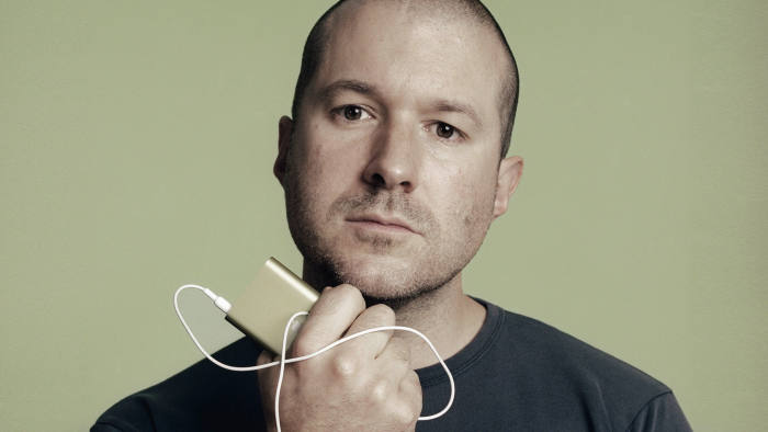 Jony Ive, presidente del departamento de diseño de Apple, renuncia.