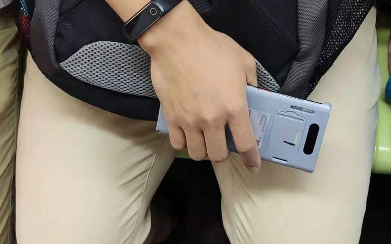 Fotos del Huawei Mate 30 confirman su diseño frontal filtrado pero traen dudas sobre su diseño dorsal