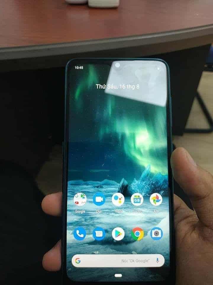 Foto filtrada del frente del Nokia 7.2 con su muesca frontal en forma de gota de agua.