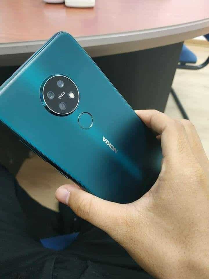 Foto filtrada del dorso del Nokia 7.2 con su cámara triple en compartimento redondo.