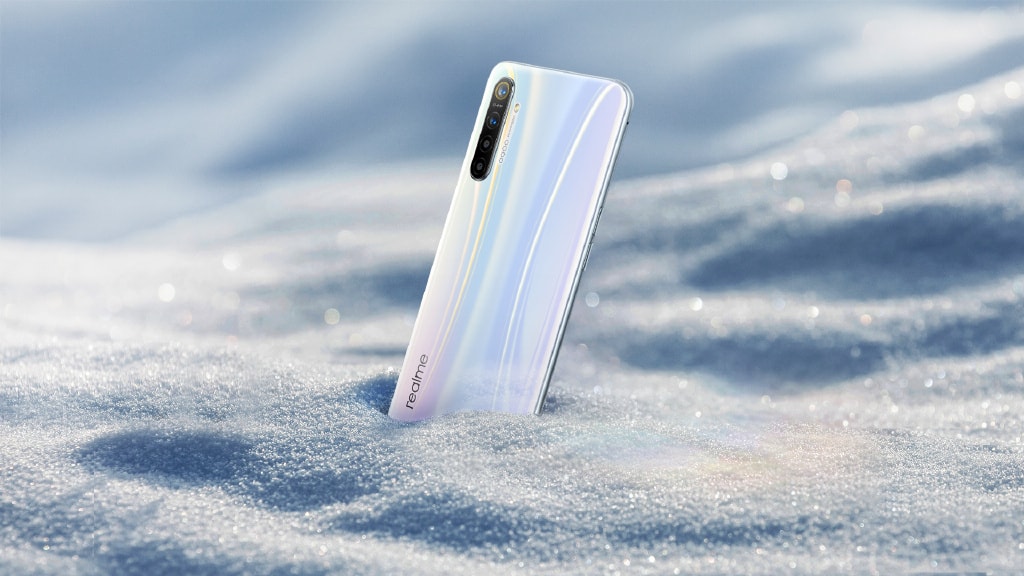 Teaser oficial del OPPO Realme XT color blanco.