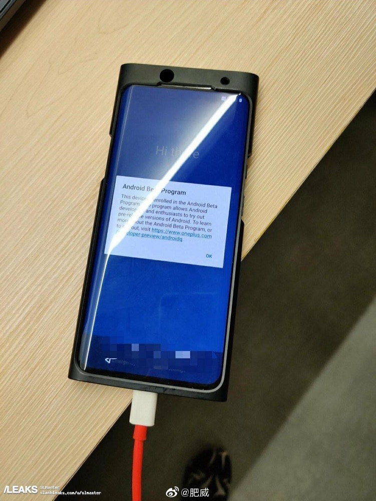 Foto filtrada del OnePlus 7T Pro con display de laterales curvados.