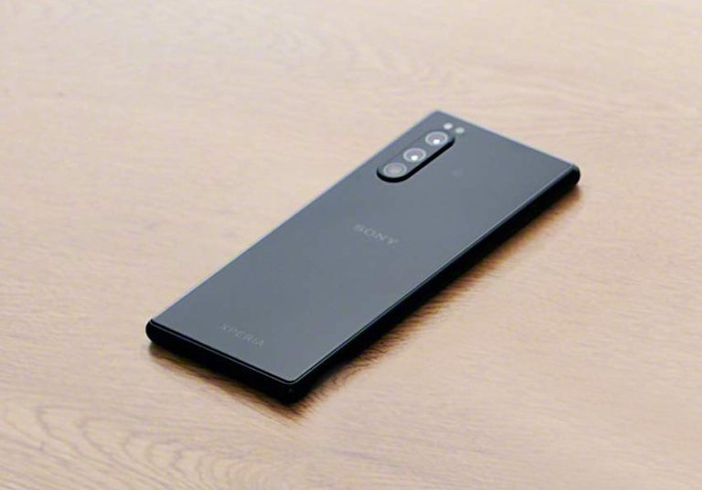 Render de prensa filtrado del dorso del Sony Xperia 2 con cámara triple.