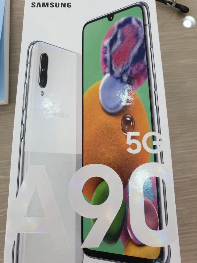 Foto frontal del empaque del Samsung Galaxy A90.