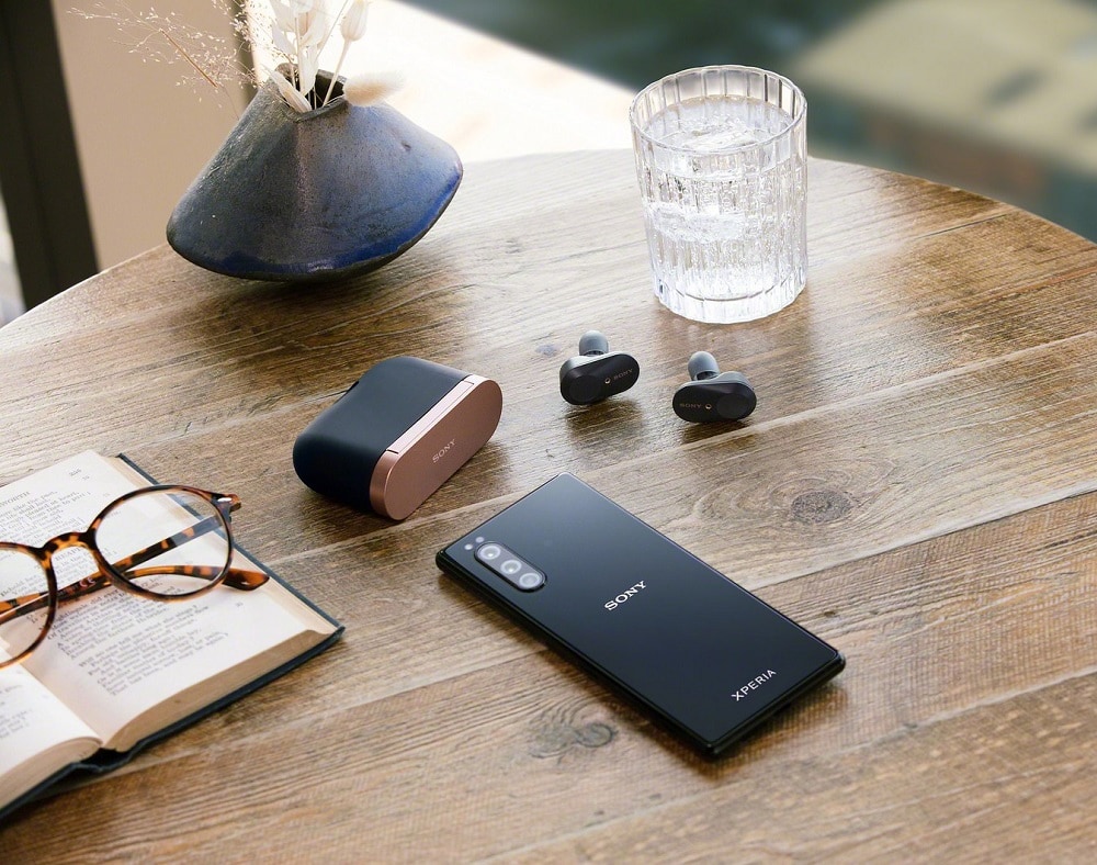 Sony Xperia 5 posando junto a otros accesorios de Sony.