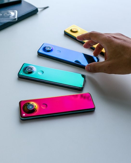 Foto oficial del Essential PH-2 con colores tornasolados.
