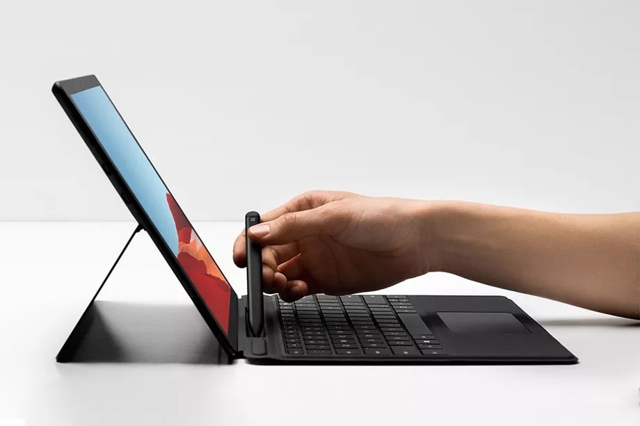 Visión lateral de la Microsoft Surface Pro X con soporte para Surface Pen.