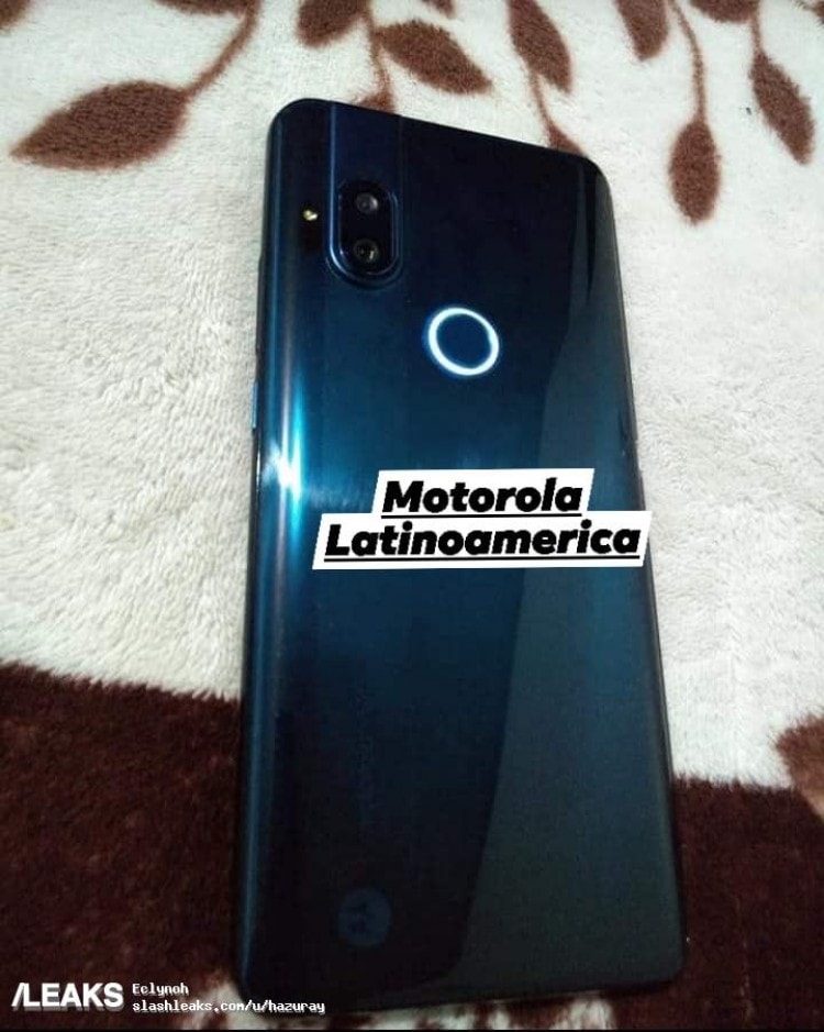 Foto dorsal del misterioso Motorola que no tiene su logo sobre el lector de huellas dactilares.