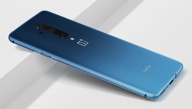 Diseño posterior del OnePlus 7T Pro color Glacier Blue.