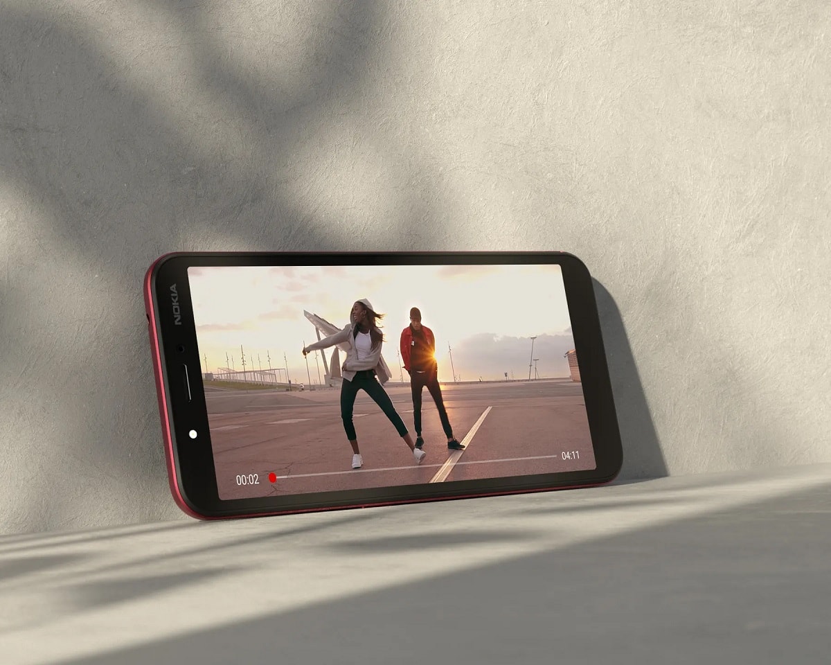 Ilustración del Nokia C1 apaisado reproduciendo contenido multimedia.