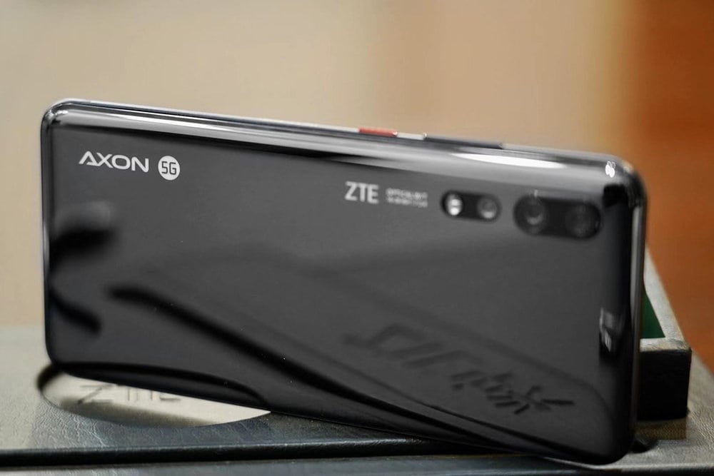 Fotografía dorsal del ZTE Axon 10s Pro 5G con cámara triple.