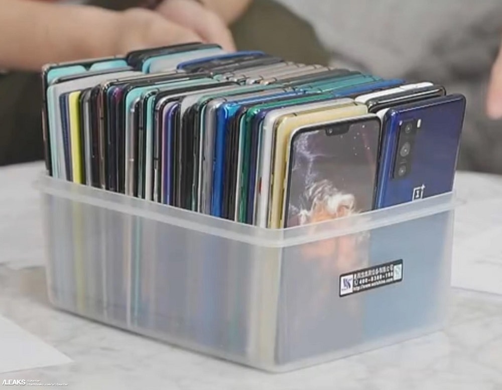 Foto del OnePlus 8 Lite mostrando su arista superior.