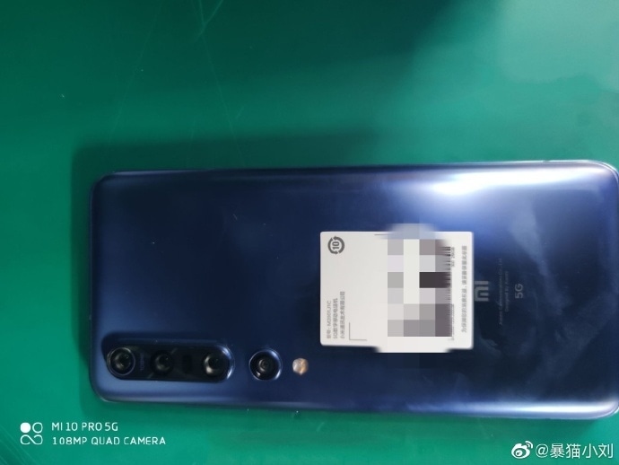 Foto filtrada del diseño dorsal del Xiaomi Mi 10 Pro color azul.