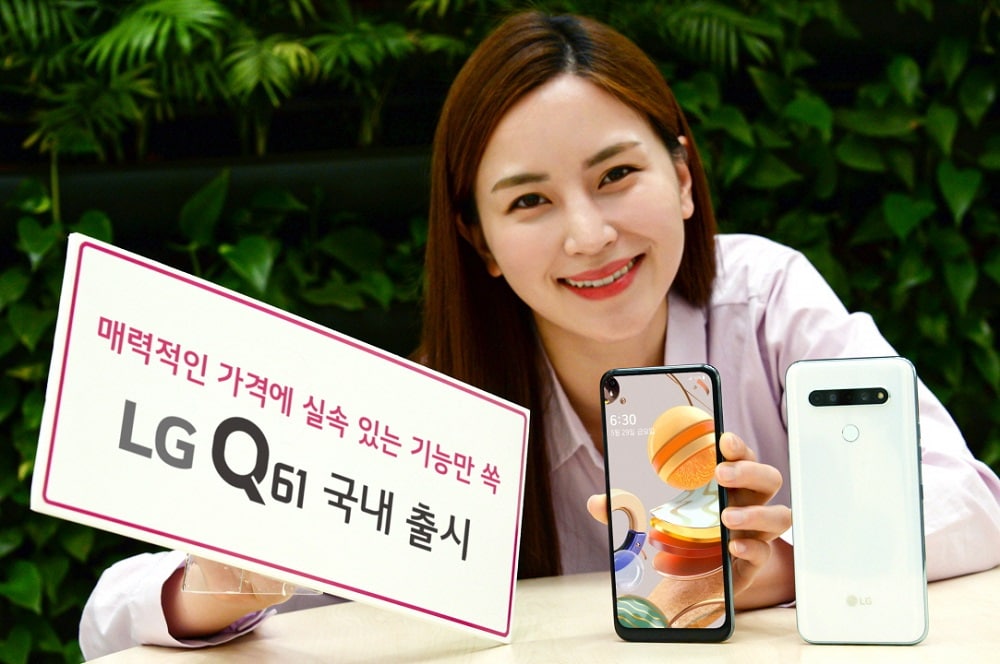 Render promocional del LG Q61 mostrando su diseño frontal y dorsal.