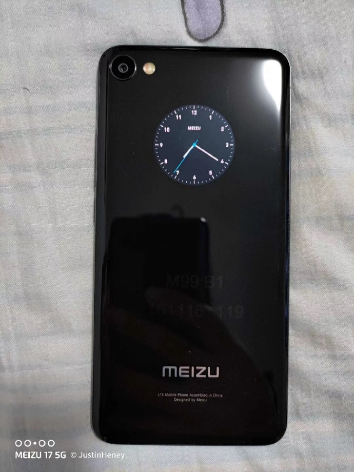 Foto filtrada de un smartphone de Meizu con pantalla dorsal.