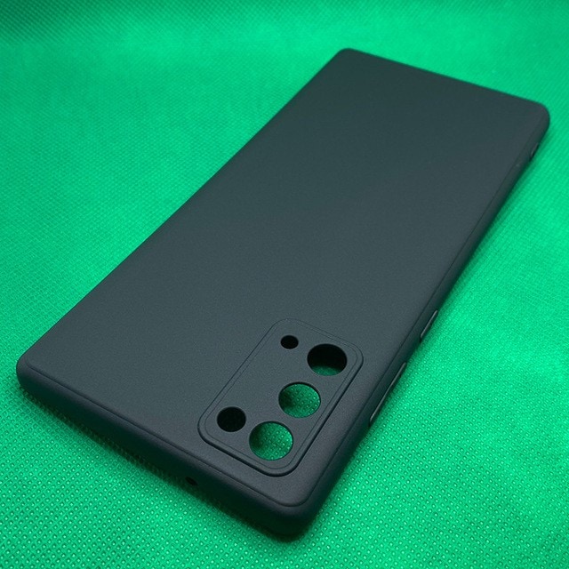 Carcasa protectora del Samsung Galaxy Note 20+ revelando el diseño de su cámara dorsal.
