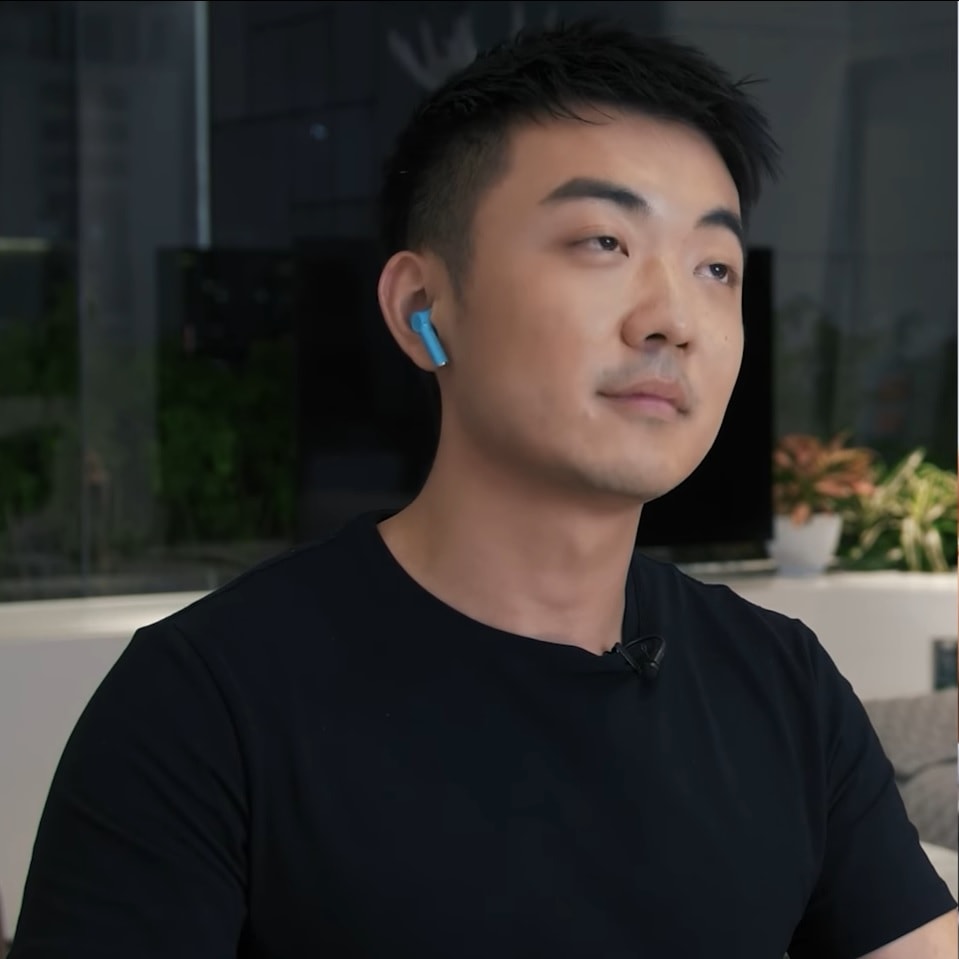 Captura de pantalla de Carl Pei utilizando los OnePlus Buds.