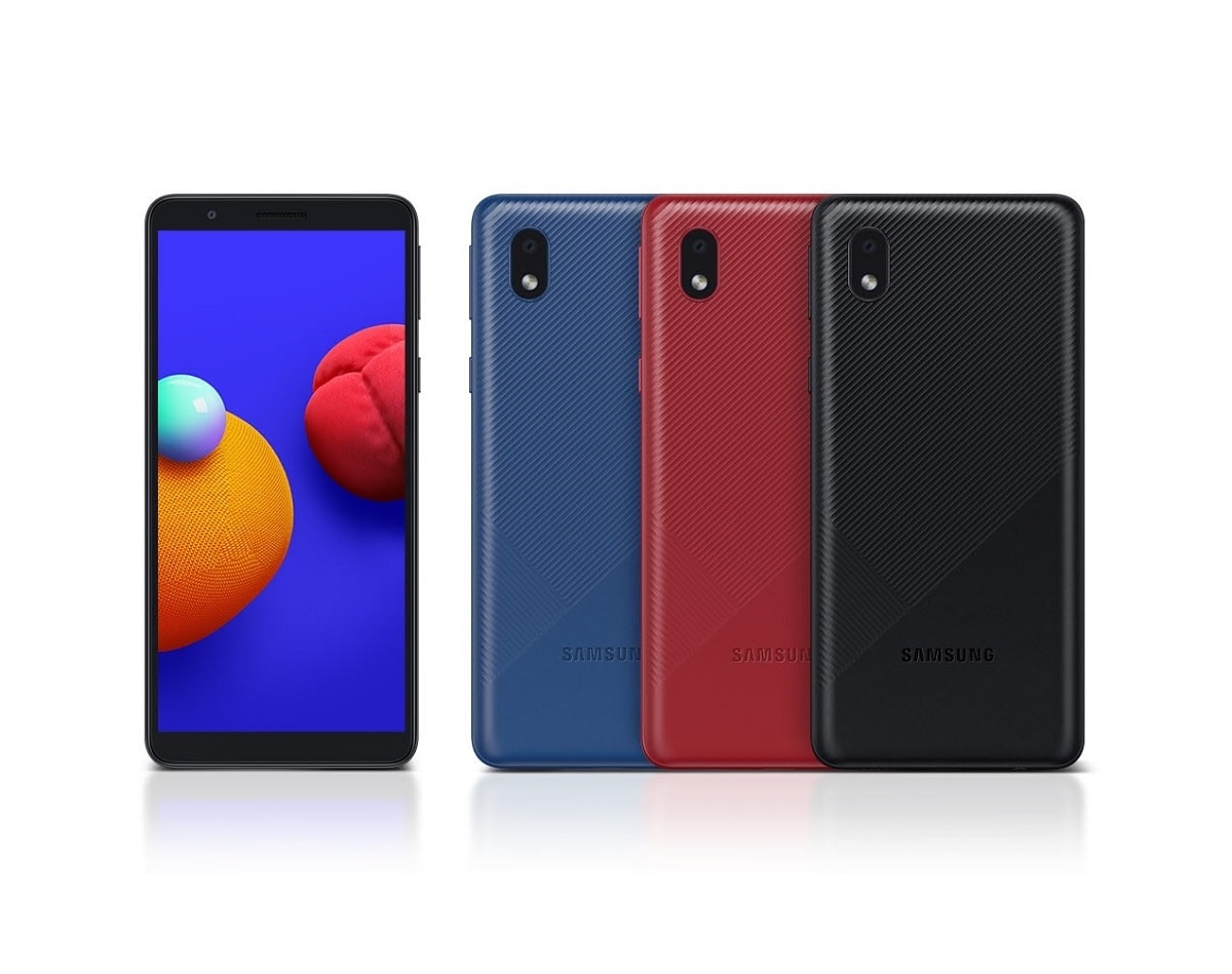 Render oficial del diseño frontal y dorsal del Samsung Galaxy A01 Core.