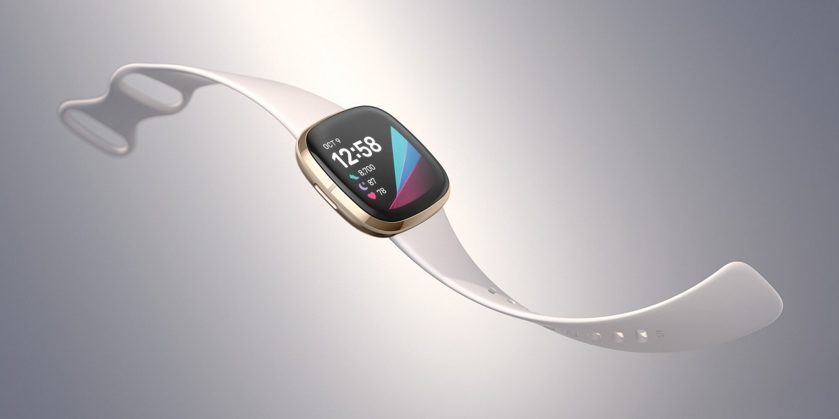 Render promocional del Fitbit Sense con sensor de ritmo cardíaco.