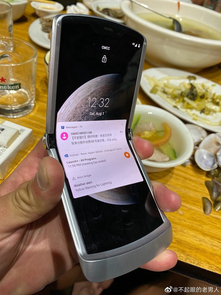 Fotografía filtrada del diseño frontal desplegado del Motorola RAZR 5G.