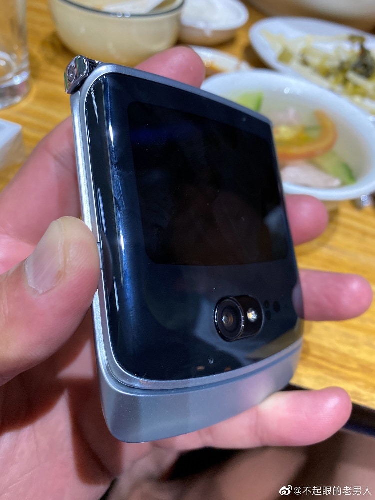 Fotografía filtrada del diseño frontal plegado del Motorola RAZR 5G.