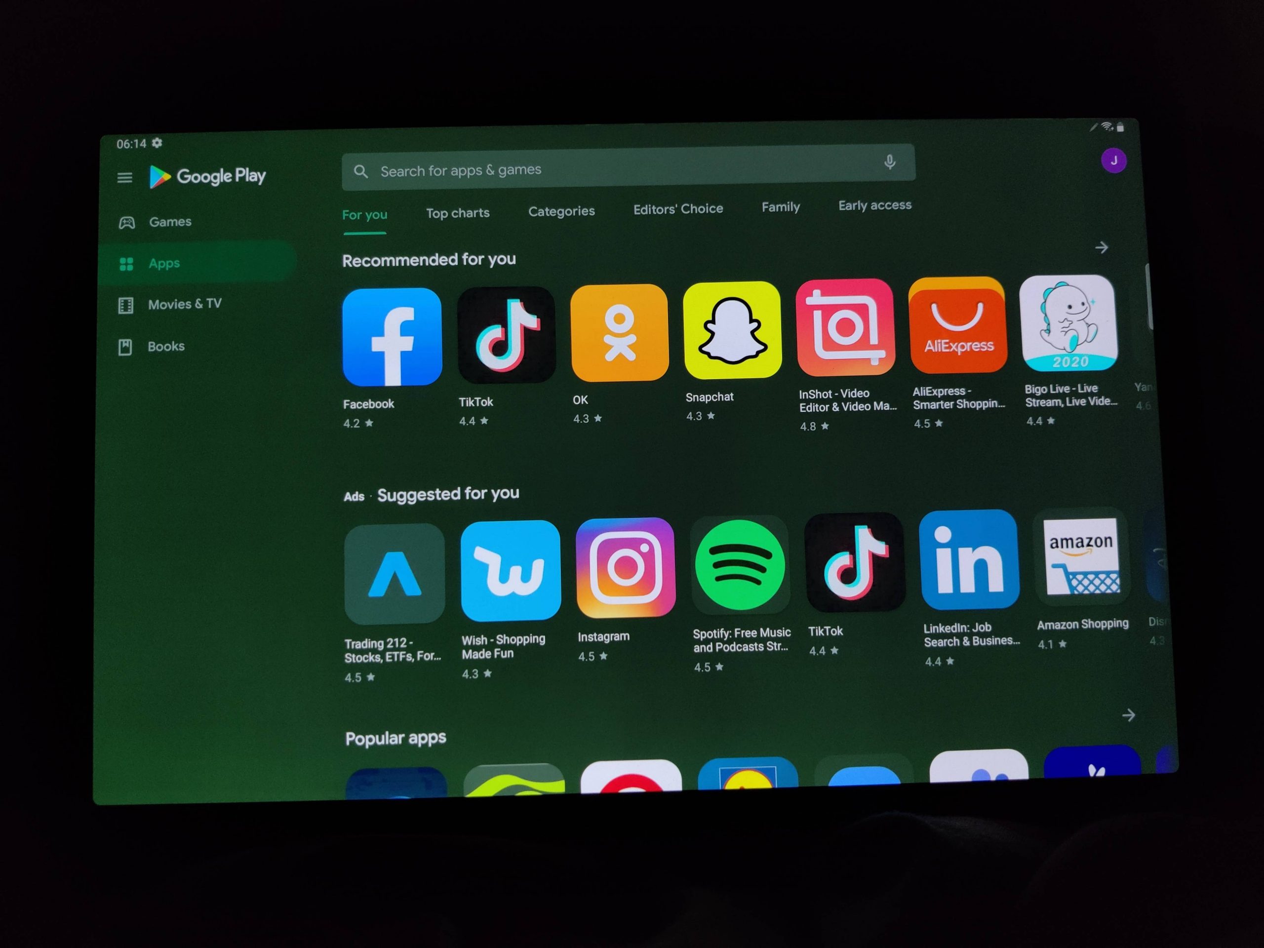 Foto de la pantalla de una Samsung Galaxy Tab S7+ mostrando un tinte verdoso.