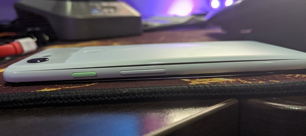 Fotografía de un Google Pixel 4 XL con su batería hinchada.