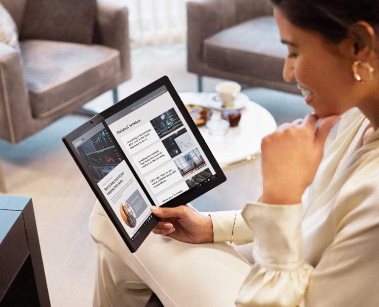 La nueva Lenovo ThinkPad X1 Fold es la primera laptop con pantalla flexible del mundo