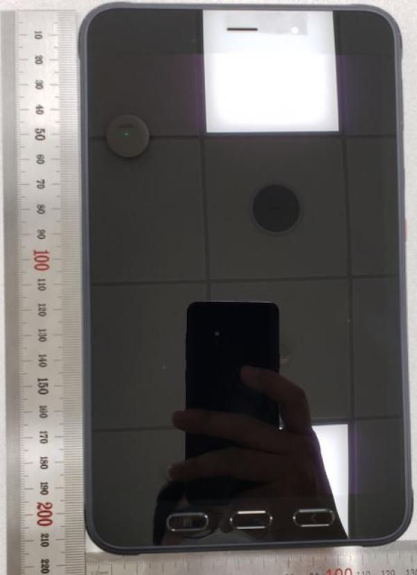 Fotografía filtrada del diseño frontal de una Samsung Galaxy Tab Active 3.