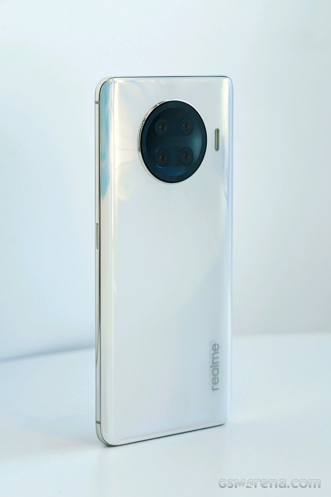 Render filtrado del diseño dorsal del OPPO Realme Race.