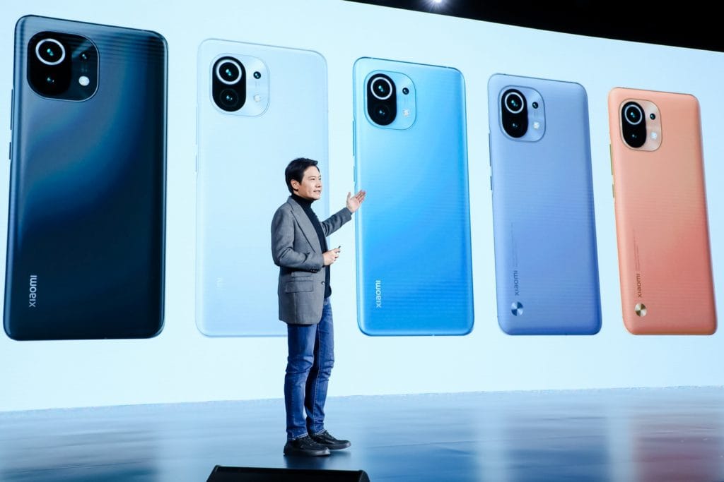 Fotografía de la presentación del Xiaomi Mi 11 en cinco colores diferentes.