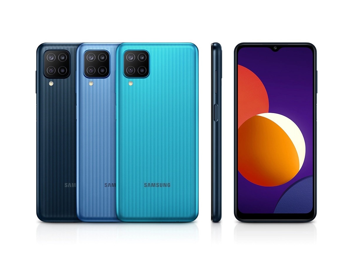 Render oficial del diseño frontal, dorsal y lateral del Samsung Galaxy M12.