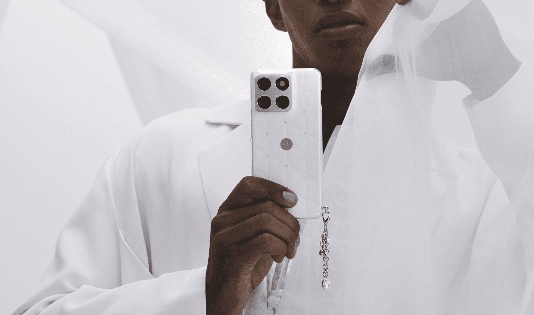 Motorola lanza un Edge 70 con cristales Swarovski