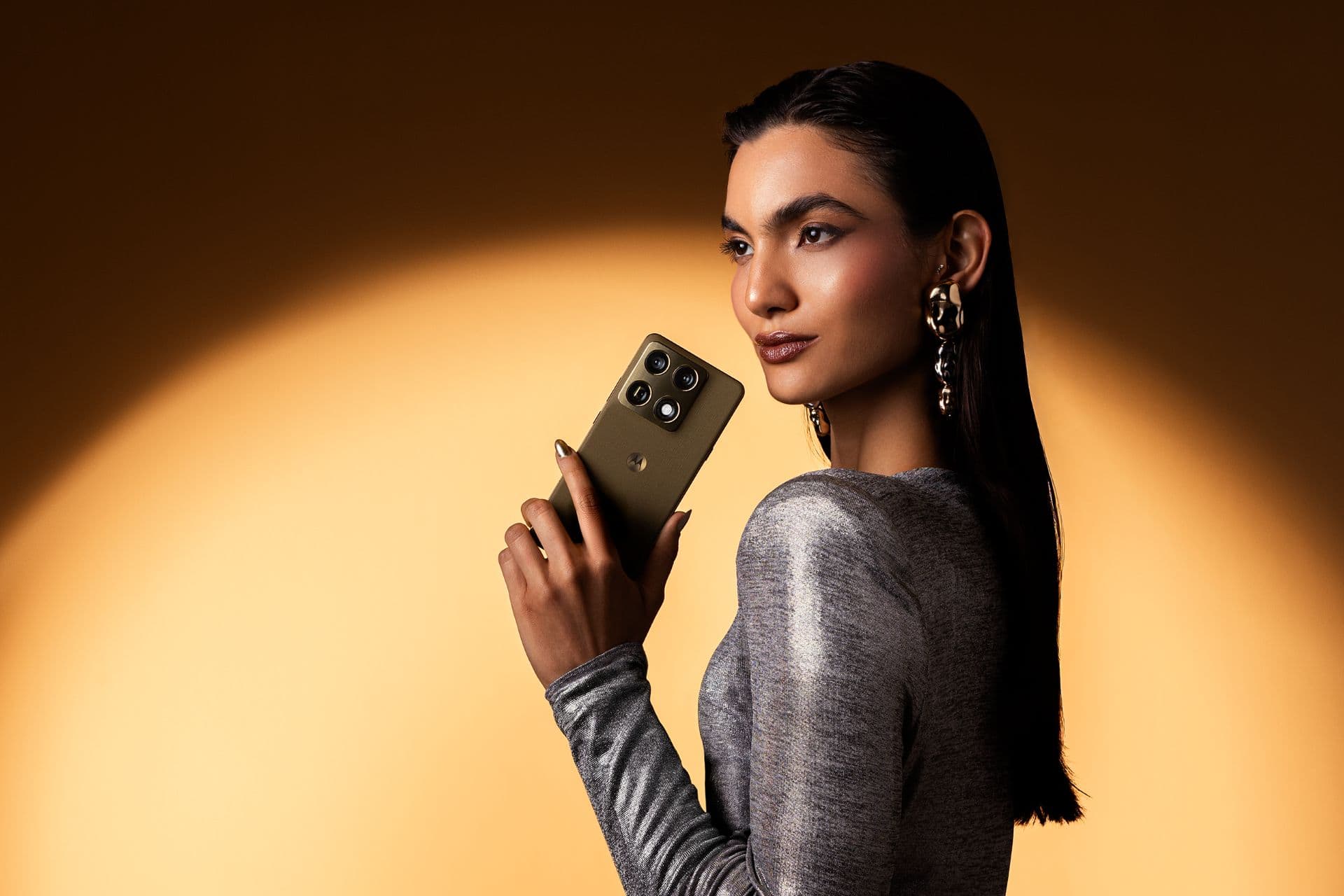 Motorola Signature es oficial con cámara triple de 50MP, chip Snapdragon 8 Gen 5